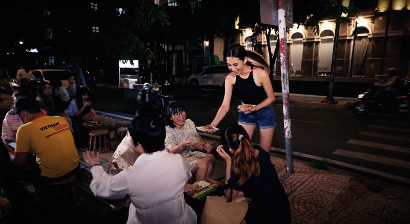 Thùy Tiên giới thiệu món bánh tráng trộn đến BTC Miss Grand International - Ảnh 4